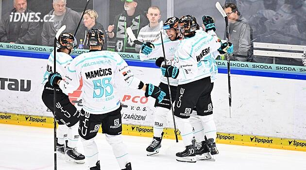 ONLINE: Třinec vede nad Kometou, Vary vyhrávají v Boleslavi. Litvínov čelí mistrům
