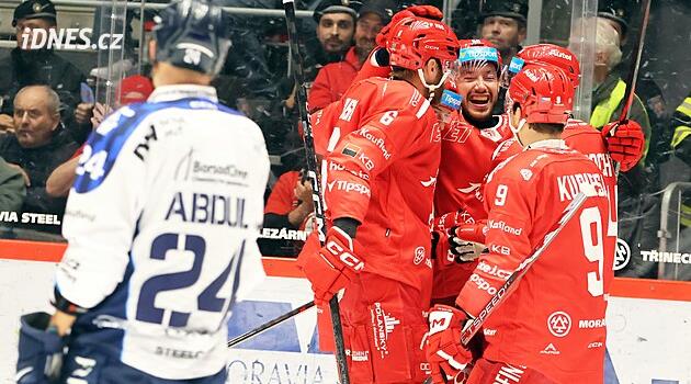 Třinec v derby rozdrtil Vítkovice, Kladno poprvé padlo. Slaví Sparta i Pardubice