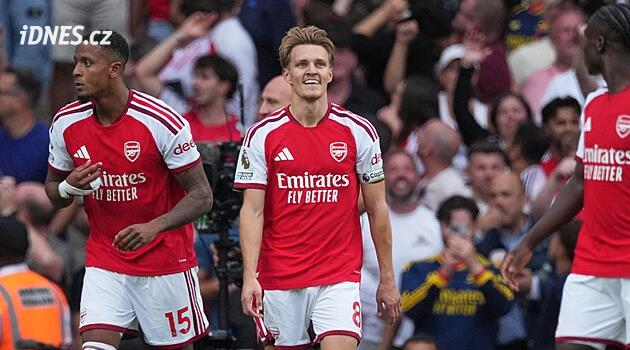 Arsenal v derby svalil Chelsea, Manchester United přišel o body s Evertonem v závěru