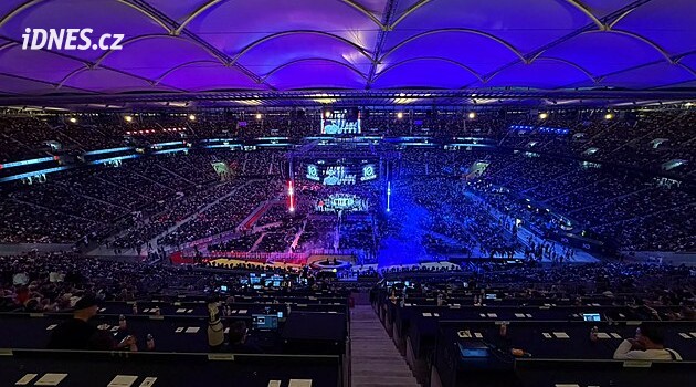 Fanynka zdvihla svou pravici, Oktagon okamžitě zasáhl. Podal tresné oznámení a zakázal jí vstup
