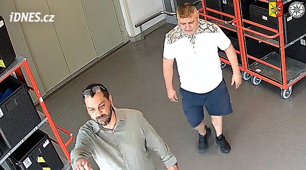 Neviděla, co se jí děje za zády. Žena přendávala nákup, zloděj jí z auta bleskově vzal peněženku
