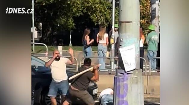 Videa týdne: Bitka s krumpáčem, lavina a útěk z výběhu