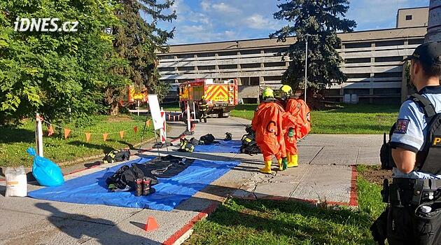 Ve skladu nemocnice v Ivančicích se rozlila žíravina, jeden člověk je zraněný