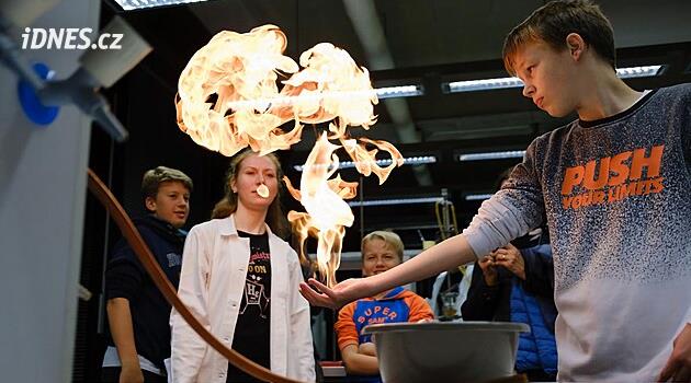 Noc vědců v Brně: Laboratoře otevřou dveře, zvědavce čeká vesmír, roboti i DNA