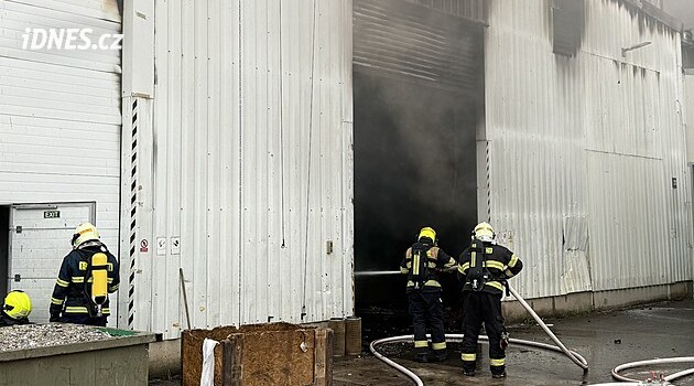 Hasiči předali majiteli vyhořelou halu v Rynholci, vyšetřování pokračuje
