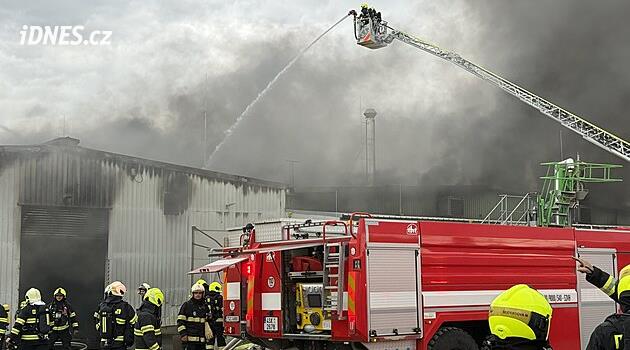 Na Rakovnicku hořela průmyslová hala, škoda jde do stovek milionů