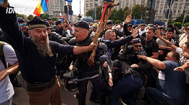 Bouřící Bukurešť. Demonstranti se střetli s policií, ta použila i slzný plyn