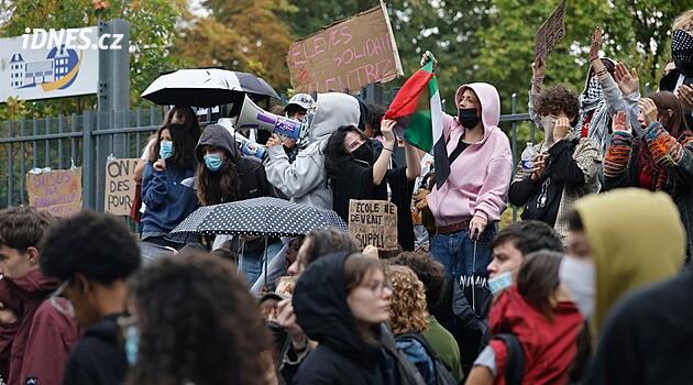 Studentské protesty ve Francii si vyžádaly stovky zadržených, zranilo se 83 policistů