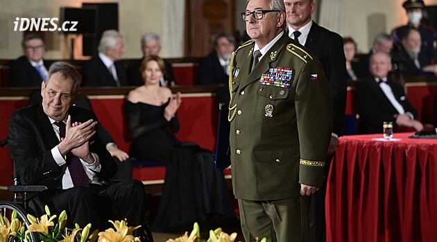 Zemřel generál Karel Blahna. Velel praporu v Jugoslávii, Zeman mu udělil vyznamenání