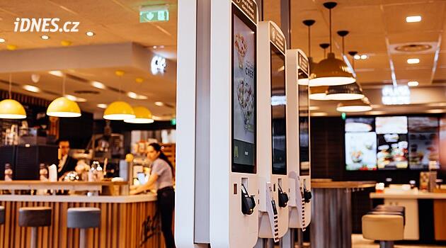 Řetězce rychlého občerstvení v USA po rozsáhlé digitalizaci znovu kladou větší důraz na lidský kontakt