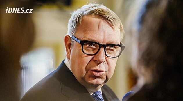 Důchody stoupnou v průměru o 304 korun. Stát navíc vyplatí penzistům dva tisíce