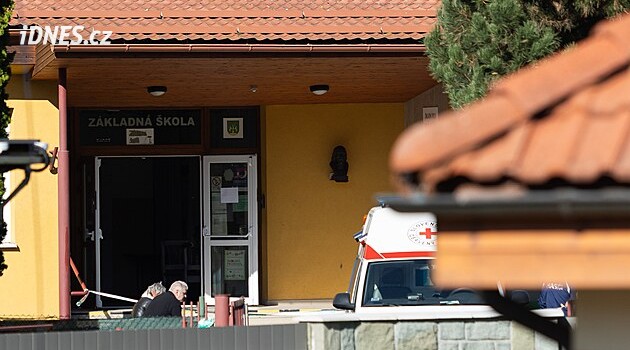 Policie zadržela matku žáka, který zabil vlastní učitelku. Vyhrožovala ředitelce