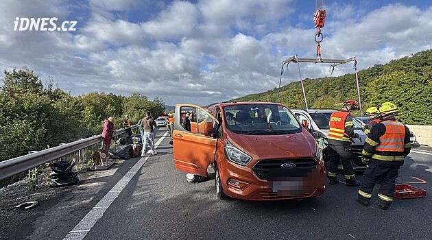 Hromadná nehoda šesti vozidel ráno uzavřela D5 směrem na Prahu