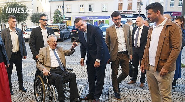Miloš Zeman podpořil v Chomutově Jindřicha Rajchla. Žádná změna dresu to není, tvrdí