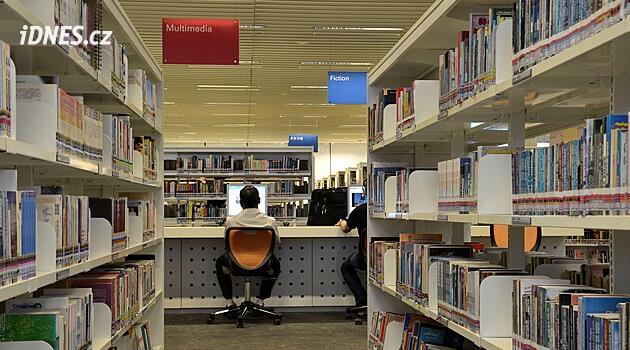 Singapur platí lidem za čtení. Chce omezit nekonečné scrollování na sítích