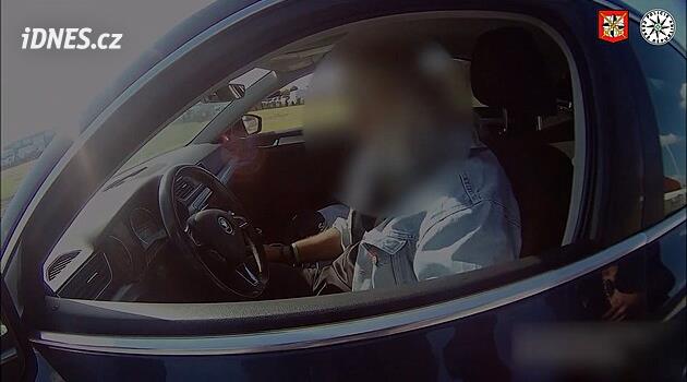Opilý řidič ignoroval zákazy. Opakovaně usedal za volant, skončil v poutech