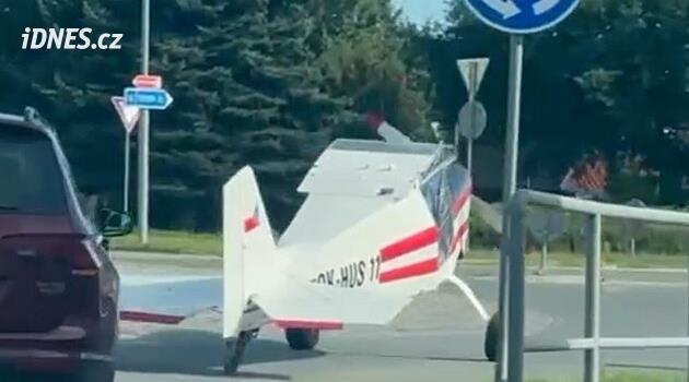 „Když na kruháči potkáš letadlo.“ Letoun bez křídel zdolal křižovatku, řidiči se divili