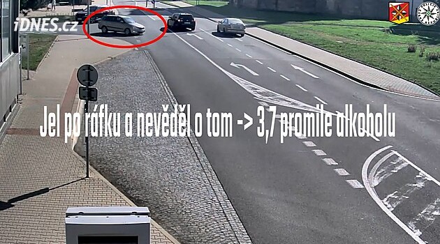 Auto táhne ke středu? Opilý řidič si ani nevšiml, že jede bez pneumatiky