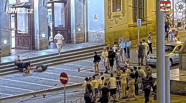 Brutální bitka na nádraží v Brně. Útočníci napadli ostrahu, policie hledá svědky