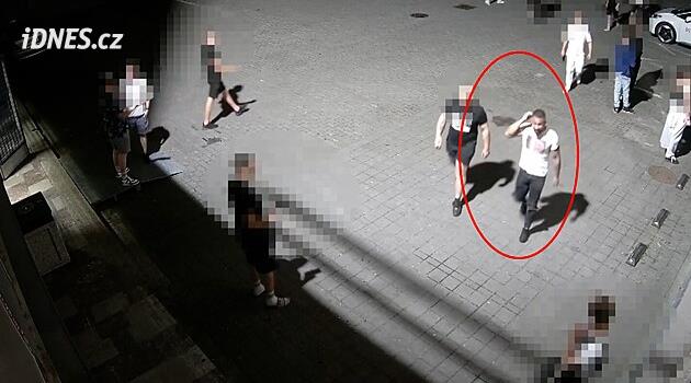 Bili mladíka u diskotéky, pak ho odvezli do lesa. Policie hledá muže z videozáznamu