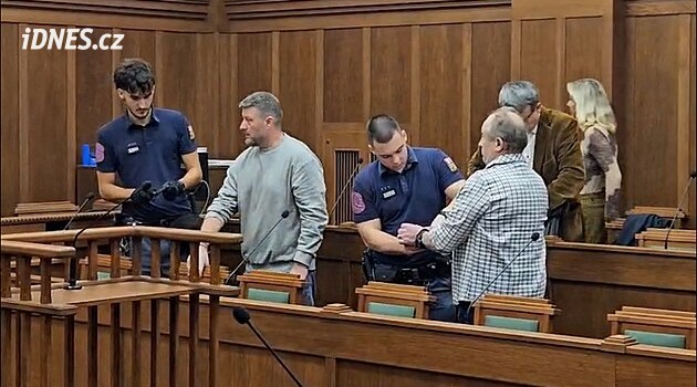 Padly tresty za dovoz metráků červeného fosforu. Hlava bandy dostala třináct let
