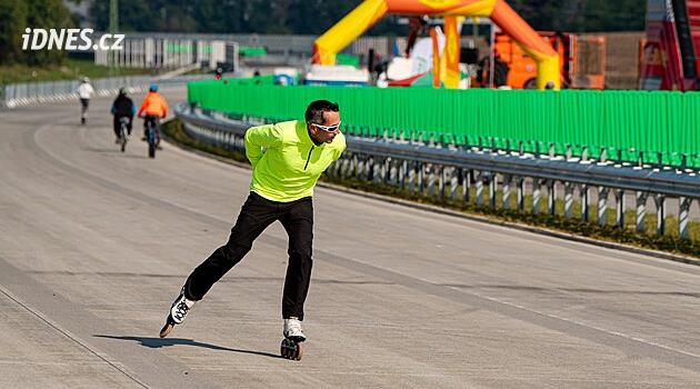 Klíčové spojení Valašska s dálnicí je skoro hotové. Palačovská spojka se otevřela cyklistům.