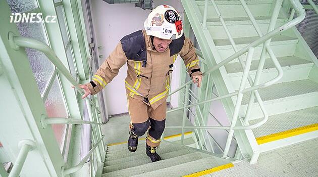 Dvacet kilo zátěže a 384 schodů za tři minuty. Firma zkoušela hasičské obleky