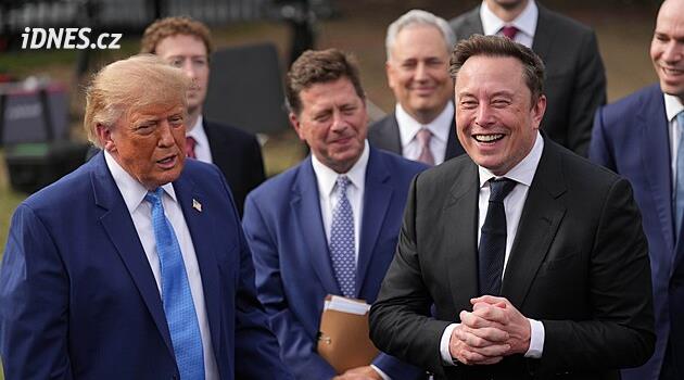 Místo AI říkejte superinteligence, přikázal Trump. Opravovat se musel i Musk