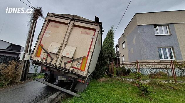 Dvě nehody na Frýdecko-Místecku. Tahač s uhlím sjel ze silnice, hrozil únik plynu