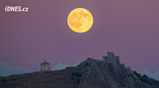 OBRAZEM: Na obloze se rozzářil Harvest moon, první úplněk po podzimní rovnodennosti