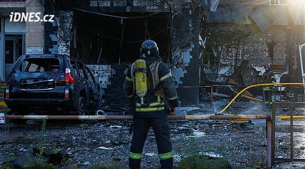 Ruský raketový útok zasáhl v Kyjevě několik budov. Zemřeli dva lidé, 26 je zraněných