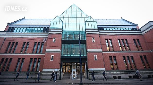 Brit dvacet let omamoval a znásilňoval manželku, pozval si i třináct dalších mužů