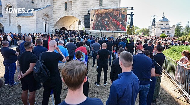 V Bělehradě pohřbívají válečného zločince Mladiče, ve frontě k rakvi čekaly davy