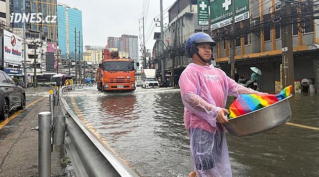 Bangkok zasáhly obří povodně. Premiér zkrátil výjezd, úřady vyhlásily stav ohrožení