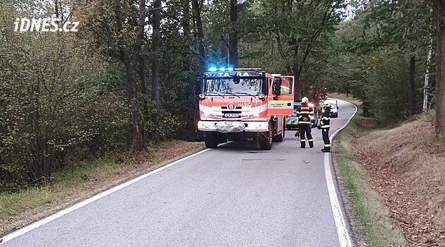 Tragická nehoda na Českobudějovicku, po nárazu do stromu v autě uhořel člověk