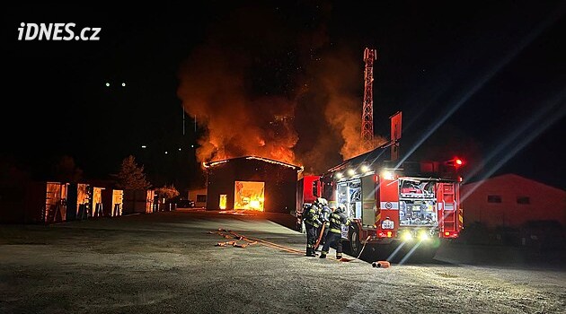 Požár v Plané nad Lužnicí: shořela hala s kamiony i ropnými látkami. Propadla se střecha
