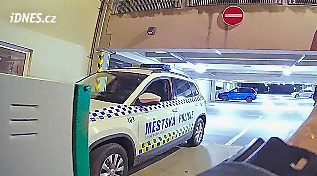 Auto driftovalo samo, drze prohlásil mladík z BMW, který řádil v budějovickém parkovacím domě