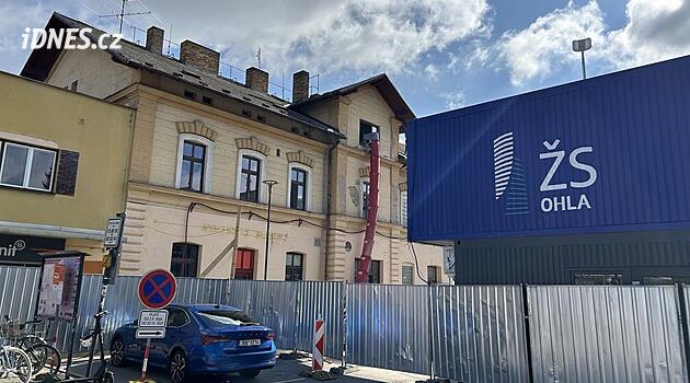 V Táboře začala rekonstrukce výpravní budovy nádraží, město chystá opravy okolí