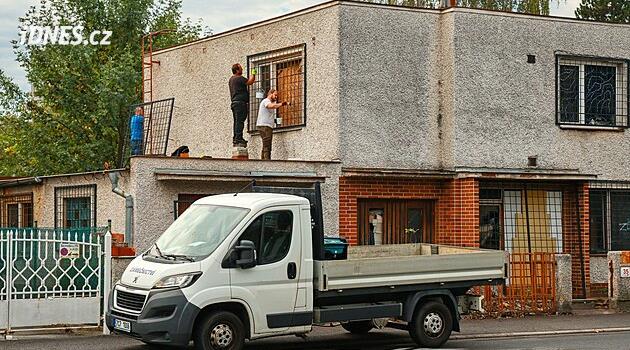 Mříže vystavily bezdomovcům stopku. Squat v budějovické ulici O. Nedbala radnice zabezpečila