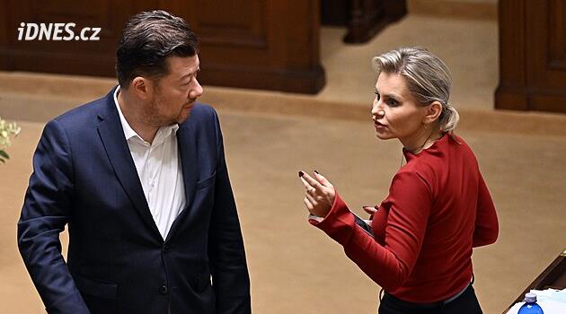 Poslanci jednali o zmrazení svých platů do roku 2030. Opozice vetovala zrychlené schválení návrhu