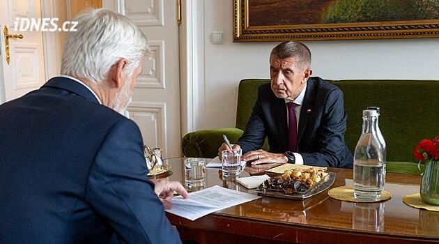 Prezident Pavel podepsal spornou novelu stavebního zákona a opětovné zavedení EET