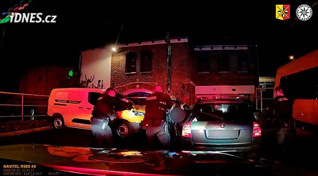 Policisté stříleli po pronásledovaném autu, zveřejnili video. Řidič nekomunikoval
