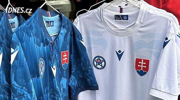 Slováci představili nové dresy. Původní návrh ale museli změnit, UEFA proti nim měla námitky