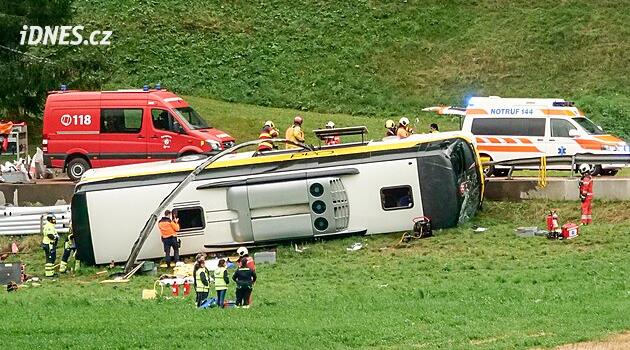 Nehoda autobusu otřásla východem Švýcarska. Policie potvrdila několik mrtvých