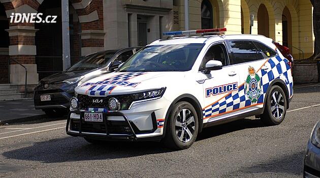 Policie ho přistihla, jak řídí koleny. Měl jsem hlad, mazal jsem si bagel, vysvětloval Australan