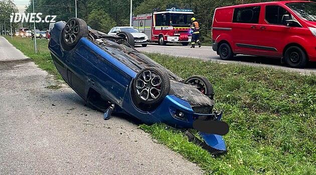 Řidič na Pardubicku ráno převrátil auto na cyklostezku. Máme fotky