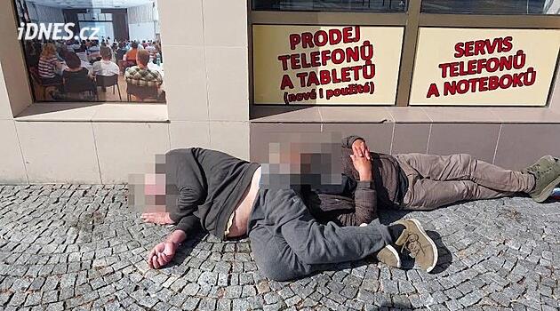 Facky, rvačky a nocleh u popelnic. Opilec se vracel na přeplněnou záchytku celý víkend