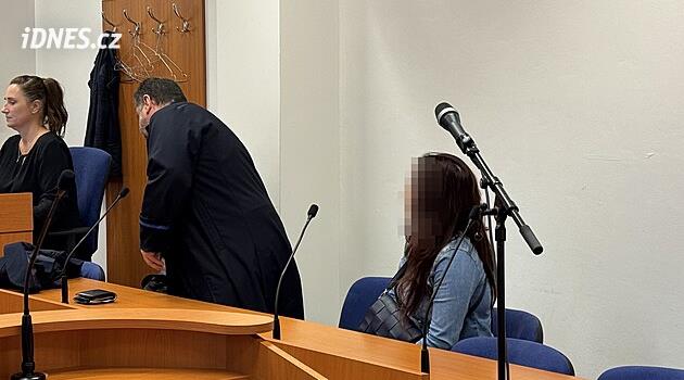 Útočník nebo oběť? Žena bodla partnera, když ji škrtil. Teď ji soudí za pokus o vraždu