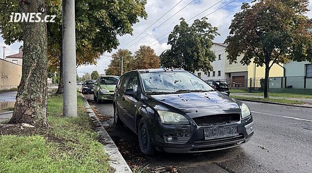 Přibude parkovacích míst? Pardubice mají řešení, jak některá uvolnit. Vraky mají zmizet