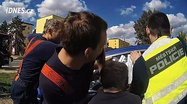 Auto uvěznilo řidiče při výměně baterie v klíčku, vysvobodil se nakonec sám